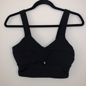 MUSESONLY black keyhole twist activewear sports bra crop top